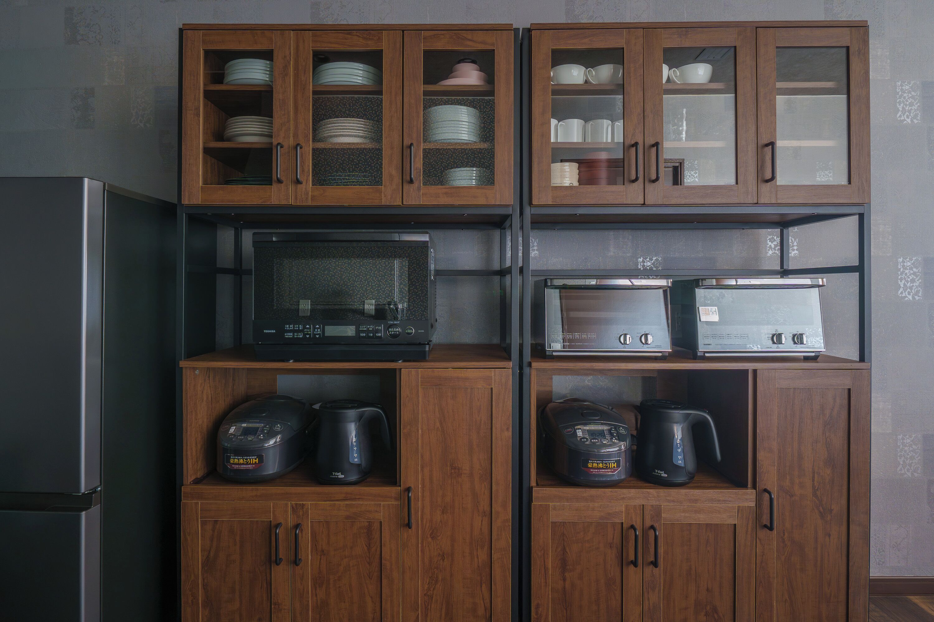 Kühlschrank, Mikrowelle, Herdplatte, Reiskocher