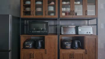 Kühlschrank, Mikrowelle, Herdplatte, Reiskocher