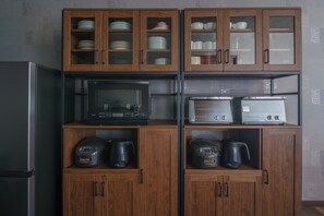 Hűtőszekrény, mikrohullámú sütő, főzőlap és rizsfőző