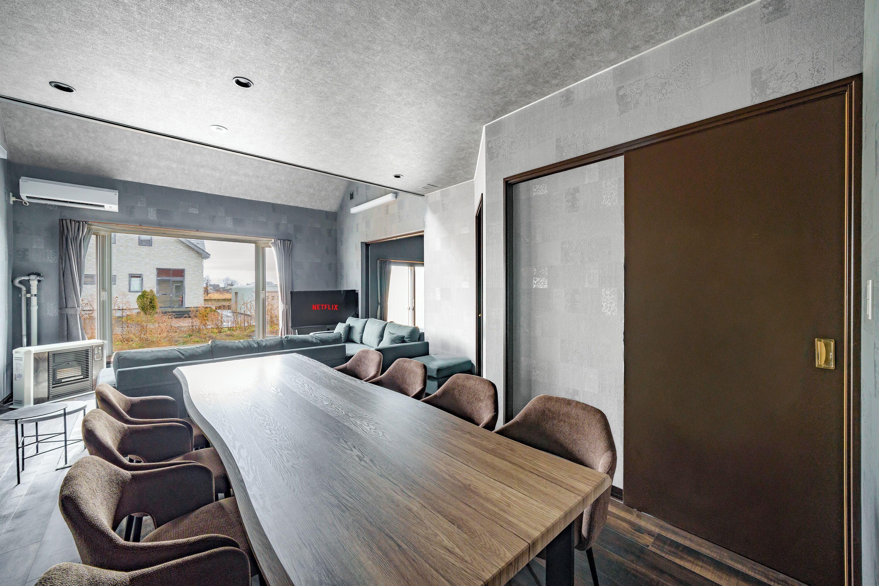 客室内のダイニングエリア