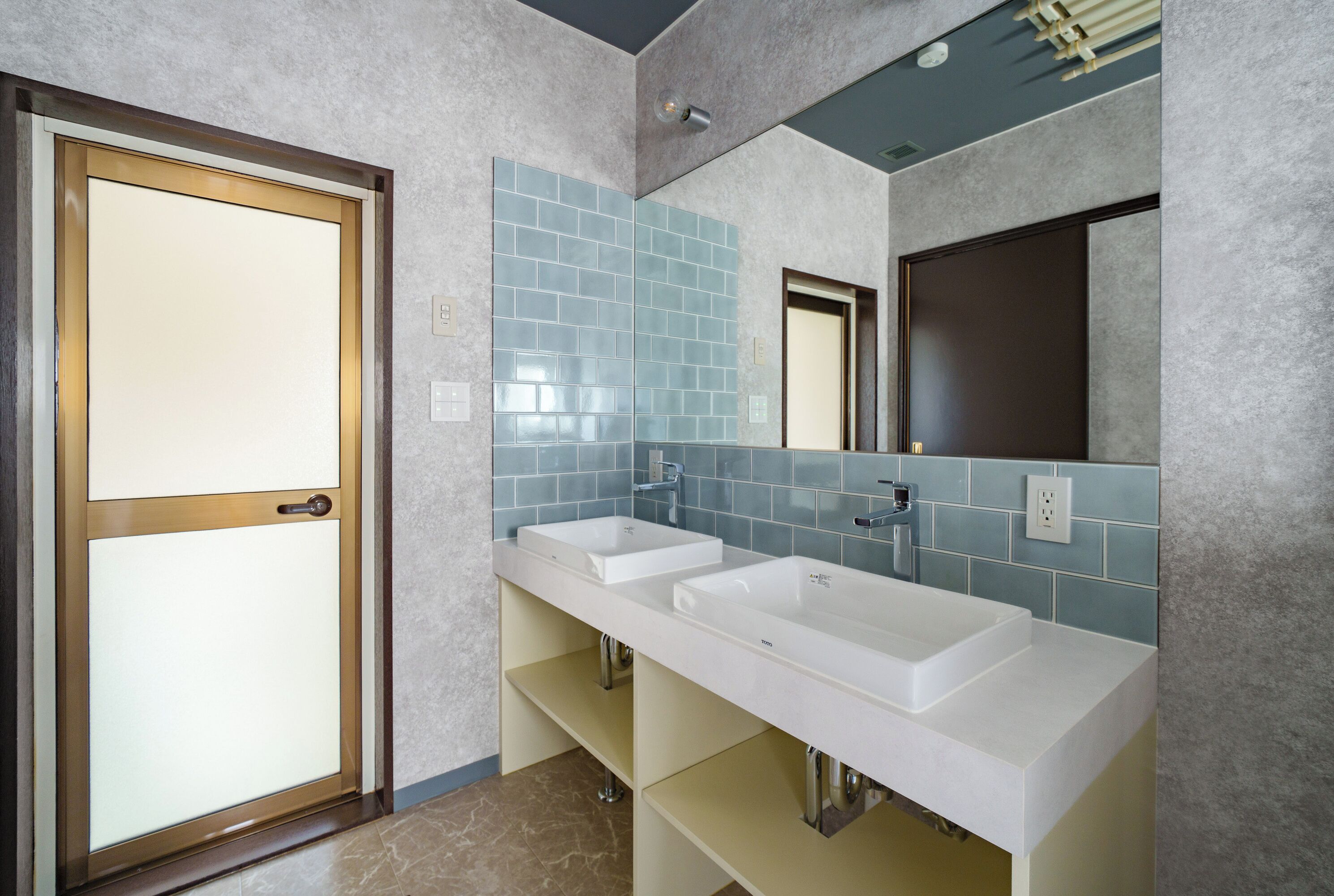 Combinazione doccia/vasca, asciugacapelli, pantofole, asciugamani