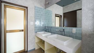 Combinazione doccia/vasca, asciugacapelli, pantofole, asciugamani