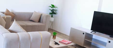 Apartment, 2 Bedrooms, Accessible, Smoking | Living room