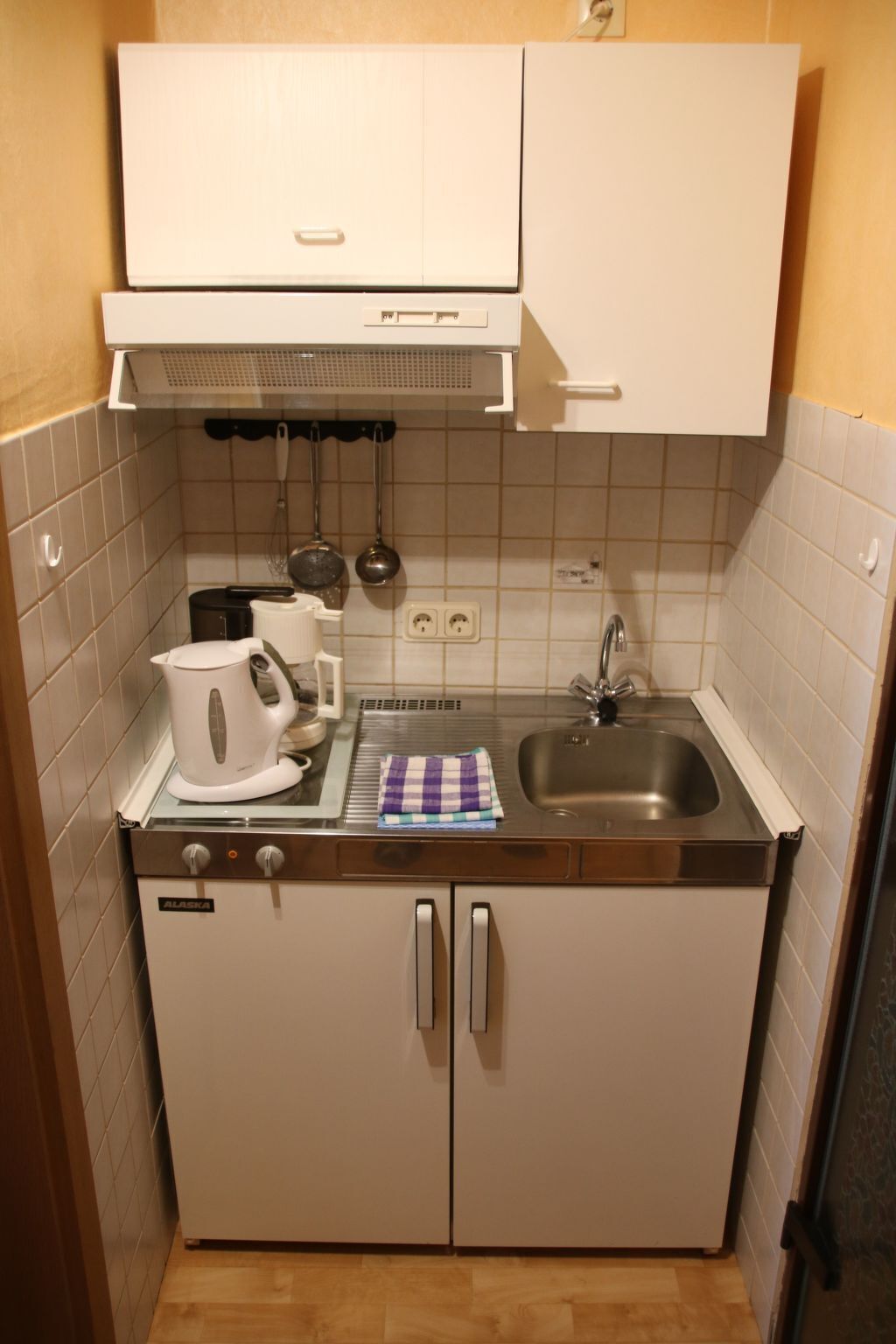 Fridge, cookware/dishes/utensils