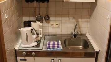 Fridge, cookware/dishes/utensils