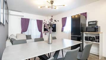 Apartment, 3 Bedrooms, Non Smoking, Kitchen | Living area