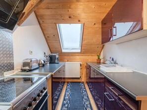 Fridge, microwave, oven, cookware/dishes/utensils - Wohnung in Hundheim mit Grill by Interhome (Morbach)