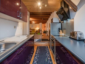 Fridge, microwave, oven, cookware/dishes/utensils - Wohnung in Hundheim mit Grill by Interhome (Morbach)
