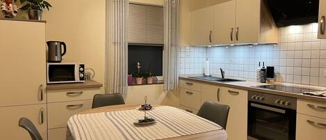 雪櫃、微波爐、焗爐、洗碗機