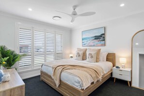 5 bedrooms, iron/ironing board, travel crib, WiFi - Sanctuary Splash Getaway (Sanctuary Point)