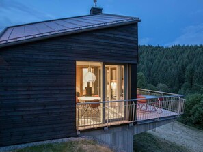 Outdoor dining - Kleines Vulkaneifelhaus by Interhome (Berlingen)