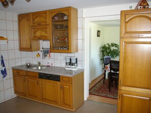 Kylskåp, mikrovågsugn, ugn och diskmaskin