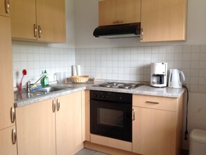 Frigorifero, microonde, forno, pentole/stoviglie/utensili