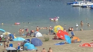 A crowded beach with numerous umbrellas and people enjoying the sun. - Exklusives Ferienhaus mit Terrasse und Garten by Interhome (Simmerath)