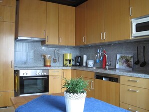 Refrigerador, microondas, horno y lavavajillas 