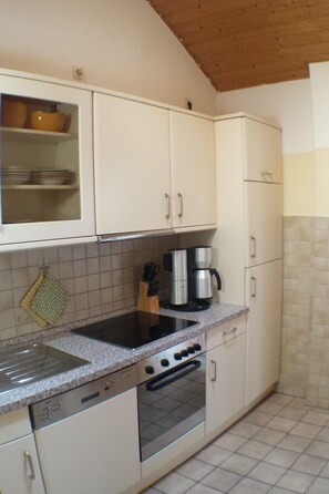 Kühlschrank, Mikrowelle, Ofen, Geschirrspüler