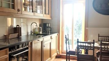 Kühlschrank, Mikrowelle, Ofen, Geschirrspüler