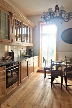 Kühlschrank, Mikrowelle, Ofen, Geschirrspüler