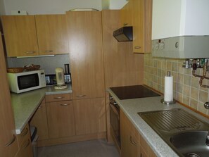 Kühlschrank, Mikrowelle, Ofen, Kochgeschirr/Geschirr/Besteck