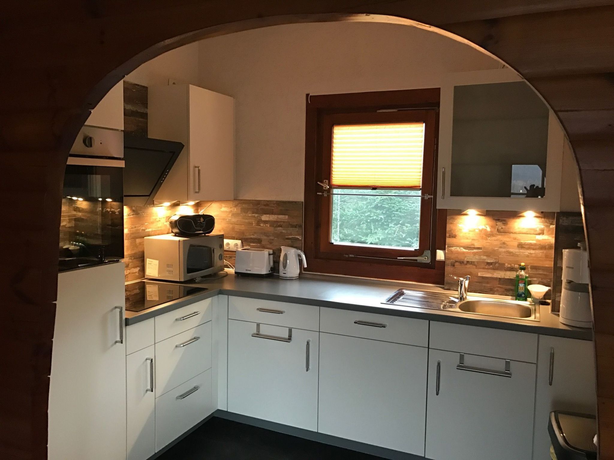 Kjøleskap, mikrobølgeovn, ovn og oppvaskmaskin