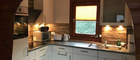 Kjøleskap, mikrobølgeovn, ovn og oppvaskmaskin