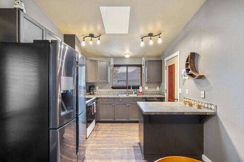 Peaceful Bend Escape w/ Luxe Touches, Fenced Yard & Close to Mt. Bachelor & Old Mill, Food and Brews
