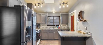 Peaceful Bend Escape w/ Luxe Touches, Fenced Yard & Close to Mt. Bachelor & Old Mill, Food and Brews