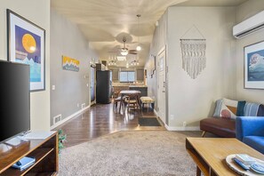 TV, books - Peaceful Bend Escape w/ Luxe Touches, Fenced Yard & Close to Mt. Bachelor & Old Mill, Food and Brews (Bend)