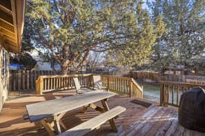 Outdoor dining - Peaceful Bend Escape w/ Luxe Touches, Fenced Yard & Close to Mt. Bachelor & Old Mill, Food and Brews (Bend)