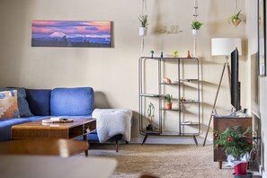 TV, books - Peaceful Bend Escape w/ Luxe Touches, Fenced Yard & Close to Mt. Bachelor & Old Mill, Food and Brews (Bend)