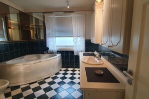 Hair dryer, towels, soap, toilet paper - Welcome to our cozy, central apartment - a quiet respite in the middle of the city (Bodø)