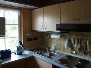 Kühlschrank, Mikrowelle, Ofen, Kochgeschirr/Geschirr/Besteck