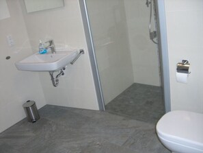 Bathroom - Barrierefreies Ferienhaus mit großem Grundstück by Interhome (Jade)