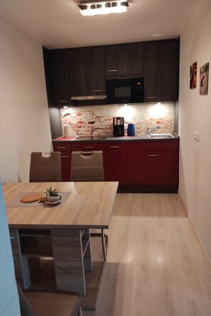 Dining - Ganze Wohnung in Jade mit Garten by Interhome (Jade)
