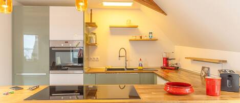 雪櫃、微波爐、焗爐、洗碗機