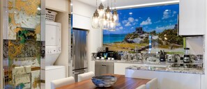 Réfrigérateur, cafetière/bouilloire