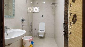 Een douche, gratis toiletartikelen, handdoeken, zeep