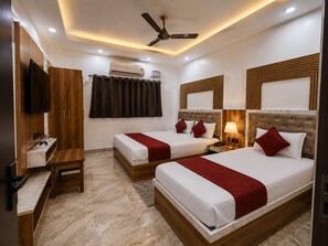 Triple Room | Desk, laptop workspace, free WiFi - Hotel Devansh Inn (Deoghar)