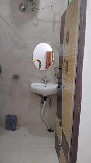 Standardzimmer, Balkon, Stadtblick | Badezimmer | Dusche, kostenlose Toilettenartikel, Handtücher, Seife