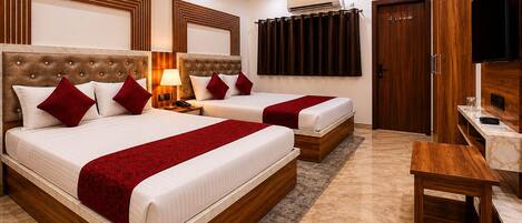 Quadruple Room | Desk, laptop workspace, free WiFi