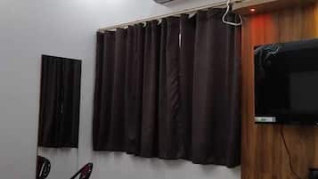 Habitació estàndard, balcó, vistes a la ciutat | Escriptori, espai de treball apte per a portàtils i wifi gratuïta