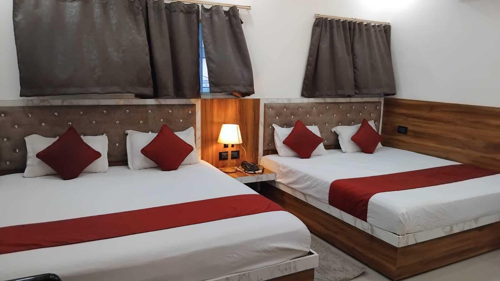 Quadruple Room | Desk, laptop workspace, free WiFi