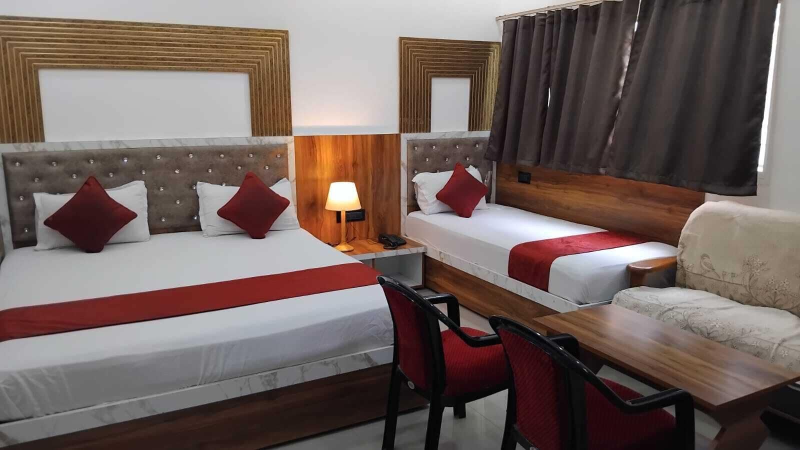 Triple Room | Desk, laptop workspace, free WiFi