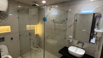 Dobbeltrom – deluxe, byutsikt | Bad | Toalettartikler (inkludert), tøfler, håndklær og såpe