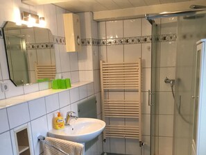 Bathroom - Wohnung in Norderteil mit Gemeinschaftsgarten by Interhome (Osterbruch)