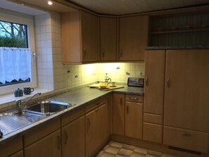 Fridge, oven, cookware/dishes/utensils - Ruheoase in Otterndorf by Interhome (Osterbruch)