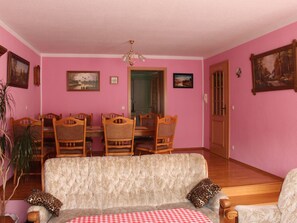 TV - Geräumige Ferienwohnung mit Terrasse, in günstiger zentraler Lage in der Oberla by Interhome (Elstra)