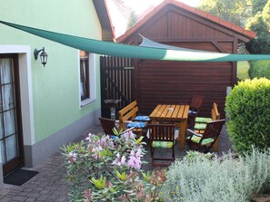 Outdoor dining - Geräumige Ferienwohnung mit Terrasse, in günstiger zentraler Lage in der Oberla by Interhome (Elstra)