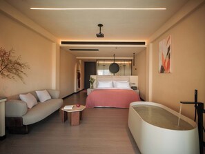 Minibar, laptop workspace, blackout curtains, free WiFi - Three-Colored Cloud River Resort VILLA (Xishuangbanna Dai)