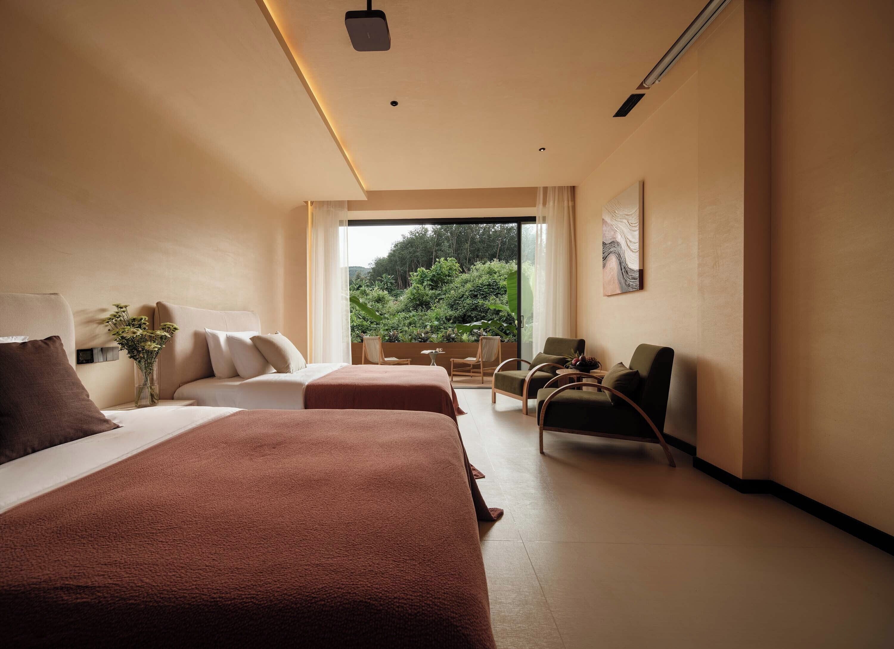 Quarto duplo clássico, varanda, vista para a montanha | Área de estar | TV